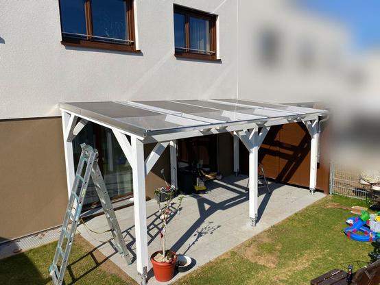 Terrasse mit Solarmodulen